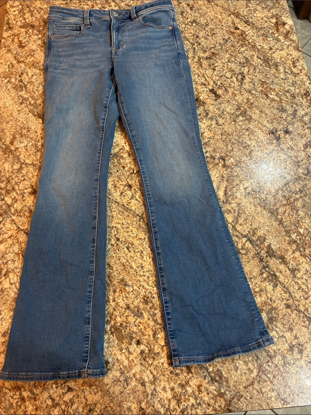Women's Blue Flare Jeans - Classic Mid Wash American Eagle size 6